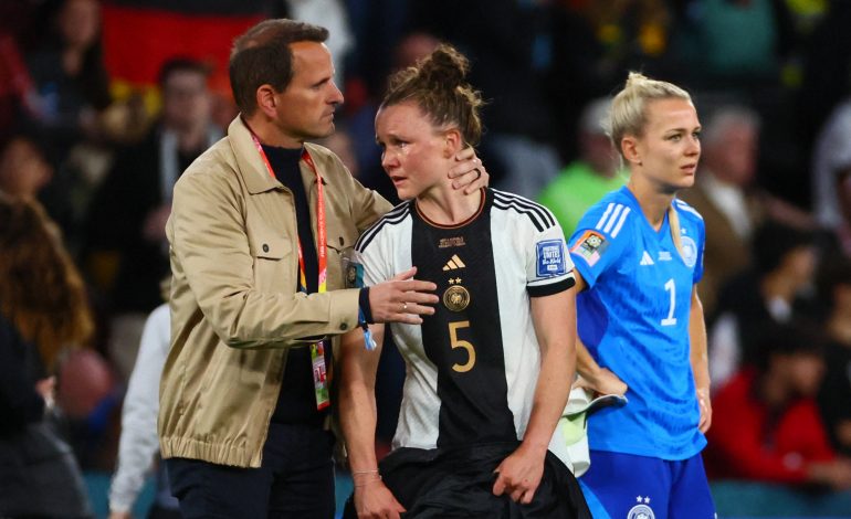 Martina Hegering im Arm eines Mannes nachdem ausscheiden aus der Gruppenphase der Frauen Fußball WM