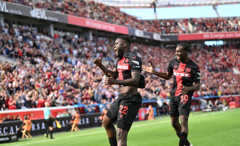 Victor Boniface und Jeremie Frimpong feiern zusammen ein Tor.