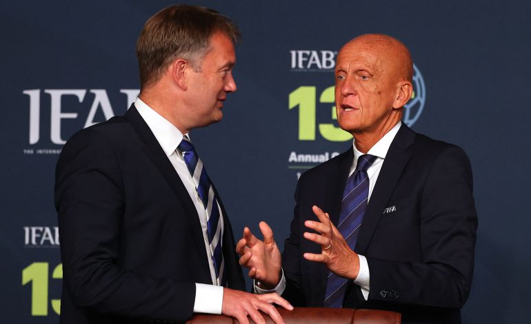 Pierluigi Collina im Gespräch mit dem CEO der Schottischen Liga.