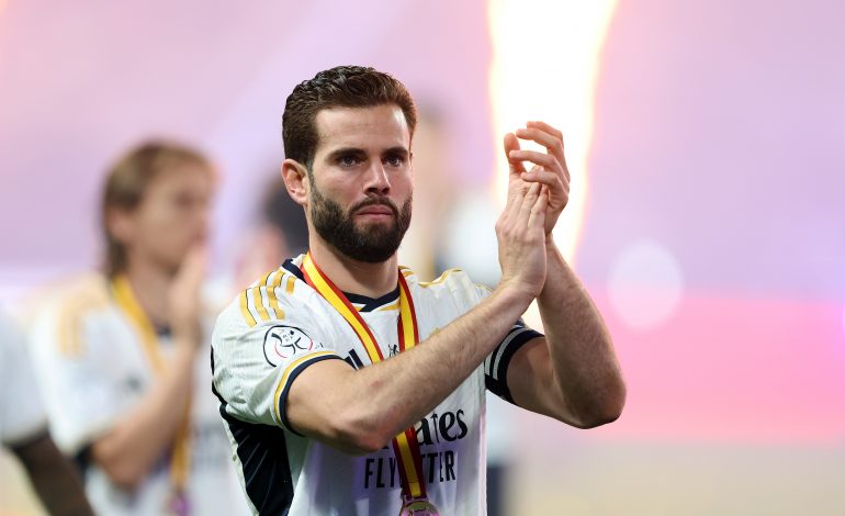 Nacho Fernández klatscht mit Medaille um den Hals in die Hände.