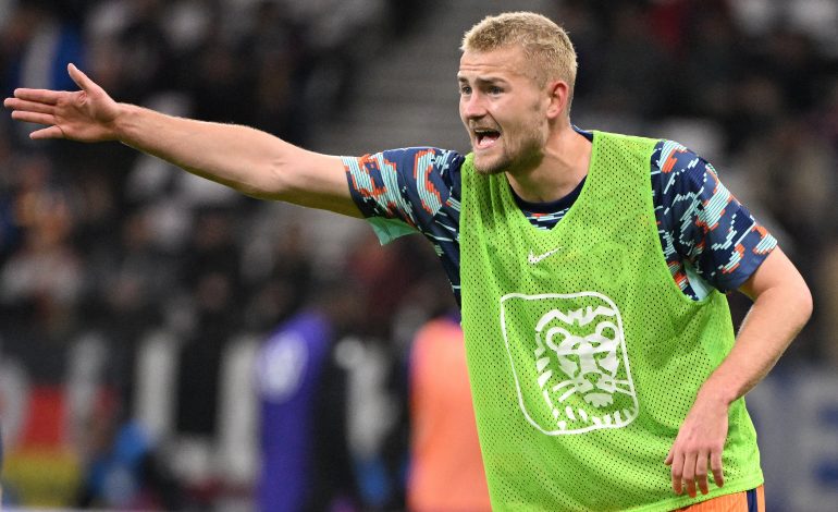 Mathijs de Ligt mit Leibchen im Bayern Trikot