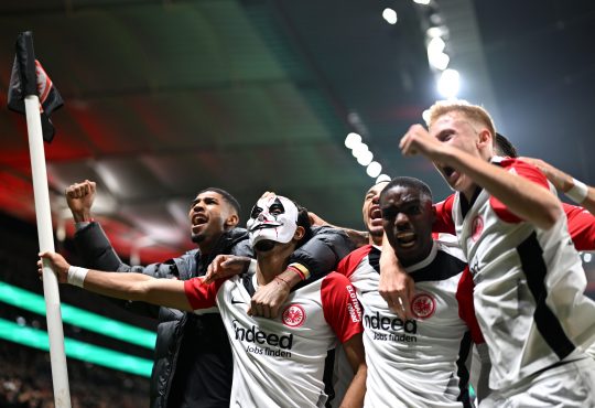 Eintracht Frankfurt feiert ein Tor. Omar Marmoush hat eine Halloween Maske an.