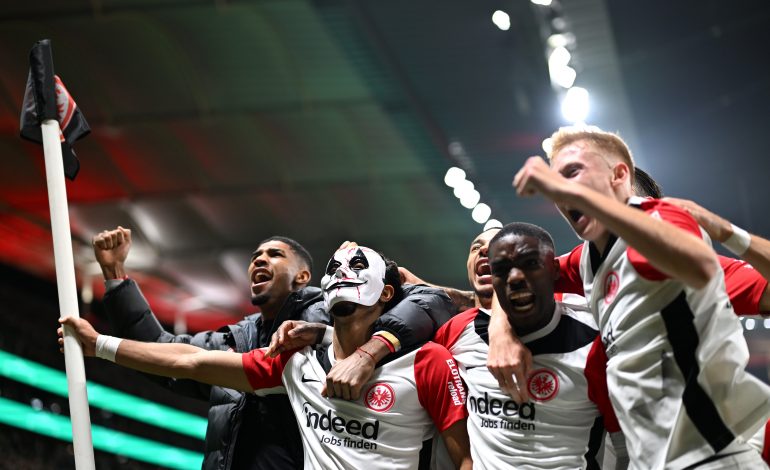 Eintracht Frankfurt feiert ein Tor. Omar Marmoush hat eine Halloween Maske an.