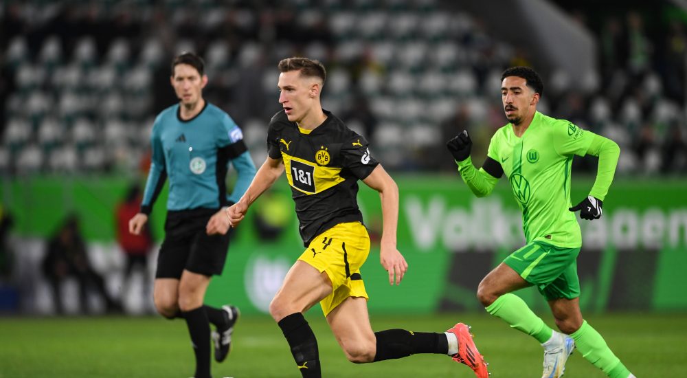 Nico Schlotterbeck im Zweikampf gegen Wolfsburg. Bild von Getty Images.