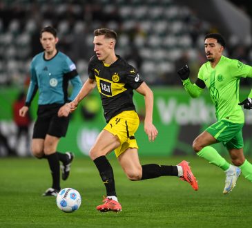 Nico Schlotterbeck im Zweikampf gegen Wolfsburg. Bild von Getty Images.