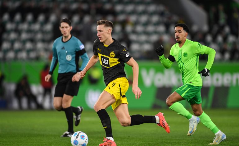 Nico Schlotterbeck im Zweikampf gegen Wolfsburg. Bild von Getty Images.