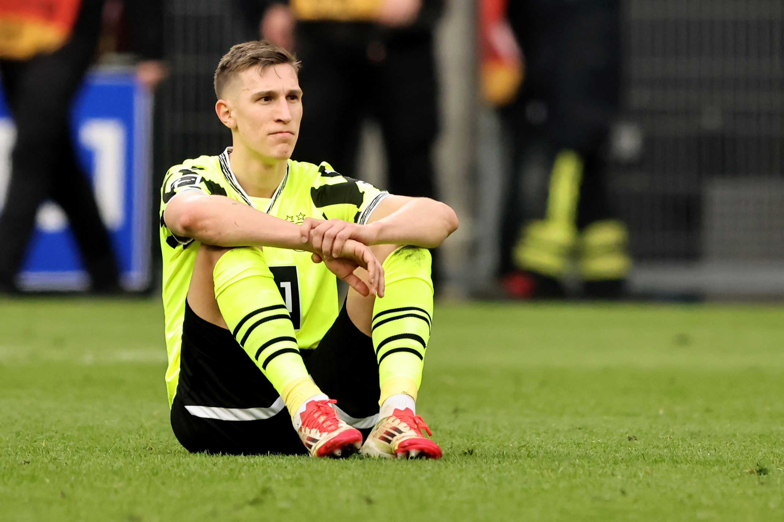 Foto von Nico Schlotterbeck nach der Niederlage des BVB gegen Augsburg. Caption: Schlotterbeck deutlich: BVB fehlt Konstanz. Foto: Christof Koepsel/Getty Images