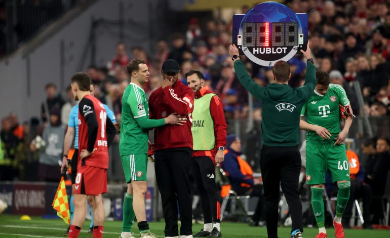 Foto: Kurz nach dem 2:0: Torhüter Manuel Neuer signalisiert Trainer Vincent Kompany, dass er nicht weitermachen kann.